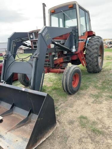 International 1086 diesel tractor with Leon loader