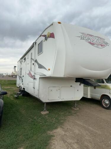 Razor 32 foot toy hauler/camper