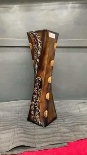 DECORATIVE CERAMIC VASE