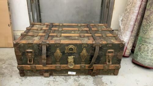 ANTIQUE WOOD TRUNK W/ TRAY