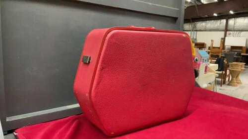 RED RETRO HEXAGO SUITCASE