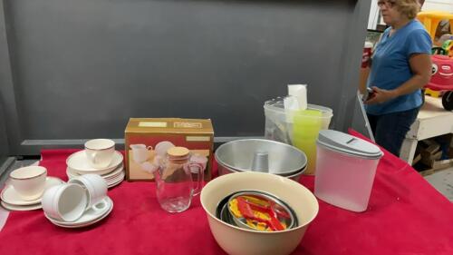 BOX OF MISC KITCHEN ITEMS -PLASTIC & STAINLESS MIXING BOWLS, (2) CHIFFON PAN, PLASTIC STORAGE,