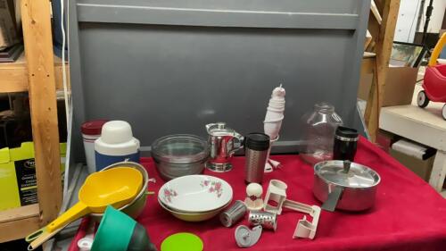 BOX OF MISC KITCHEN ITEMS - SIEVES, GLASS MIXING BOWLS, IMMERSION BLENDER, THERMOS
