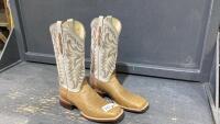 JUSTIN COWBOY BOOTS - SIZE 9 1/2
