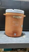 RUBBERMAID GOTT 10 GALLON WATER COOLER W/ A SPIGOT