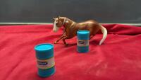 BREYER BARREL RACING HORSE W/ (2) BARRELS