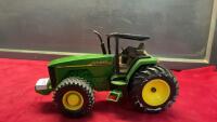 METAL JOHN DEERE 8210 TRACTOR