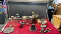 BOX OF VINTAGE ITEMS - GLASS STOVETOP COFFEE PERK, OLD SIEVE & JAR LIFTER, CAKE SAVER TOP, STOVETOP TOASTERS, JARS