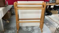 WOOD QUILT/BLANKET RACK