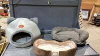 BOX W/ 3 PET BEDS