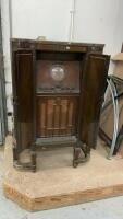 ANTIQUE &ldquo;GLOBE TROTTER&rdquo; RADIO IN CABINET - TUBE STYLE