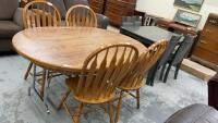 OVAL KITCHEN TABLE W/ FOLDING METAL LEGS & 4 WOOD CHAIRS