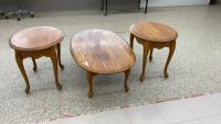 RIVERSIDE FURNITURE CORP. WOODEN LIVING ROOM COFFEE TABLE SET - OVAL COFFEE TABLE & (2) SIDE TABLES