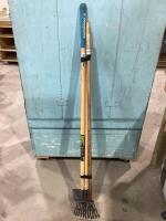 BUNDLE OF GARDEN TOOLS W/ GARDEN HOE, RAKE & CLAW RAKE
