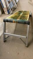FOLDING ALUMINUM FRAME BENCH W/ PLASTIC MESH CENTRE