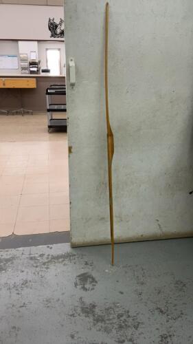 WOODEN VINTAGE BOW W/ ONE ARROW
