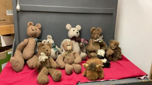 COLLECTION OF TEDDY BEARS
