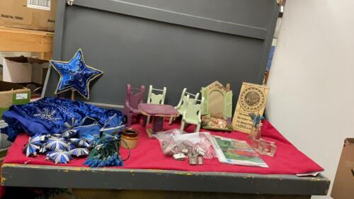 ASSORTED CHRISTMAS & HOUSEHOLD DECOR