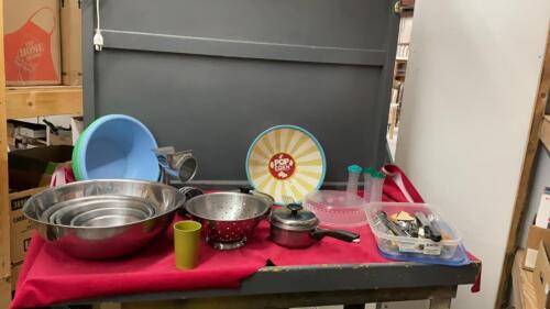BOX OF ASSORTED KITCHENWARE - FRYING PANS, VARIETY OF KNIVES, VEGGIE SLICERS, STAINLESS BOWL, ETC.