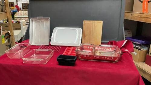 BOX OF KITCHEN - CUTTING BOARD, (3) PIECE BAKING PANS, 4 MINI SILICONE, ICE TRAY