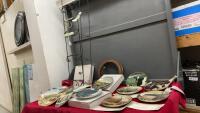 BOX W/ COLLECTOR PLATES AND (2) PLATE RACKS - 11 COW COLLECTOR PLATES AND 1 NORMAN ROCKWELL