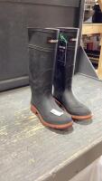 BAFFIN RUBBER BOOTS SIZE 8