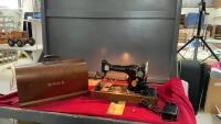 ANTIQUE SINGER SEWING MACHINE INSIDE A WOODEN CASE