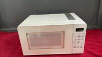 HAMILTON BEACH MICROWAVE W/ A TURN TABLE