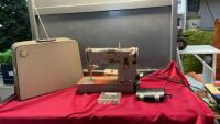 PORTABLE SINGER SEWING MACHINE W/ CASE