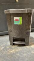 PLASTIC GARBAGE CAN