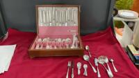1847 ROGERS BROS ONEIDA CUTLERY SET IN WOOD BOX - 12 PLACE SETTING
