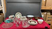 COLLECTION OF VINTAGE ITEMS - BROWN PYREX BOWL, COLLECTIBLE PLATES & MUGS, (7) GLASS SUNDAE CUPS, GREEN BOWL & CANDY DISH