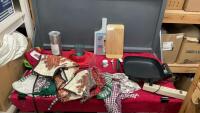 BOX OF ASSORTED KITCHEN WARE - ASSORTED PATTERNS OF APRONS, (2) NEW CUTTING BOARDS, SUNBEAM PORTABLE GRIDDLE, ETC.