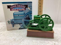 ERTL JOHN DEERE MODEL E ENGINE - BATTERY OPERATED