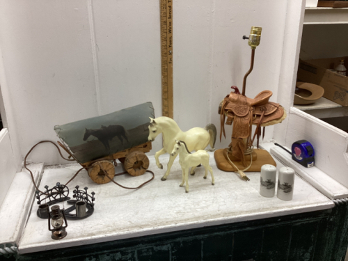 SADDLE LAMP, WAGON LAMP, PLASTIC HORSES, BERNIE BROWN S+P