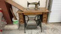 ANTIQUE SINGER SEWING MACHINE IN CABINET - TREADLE