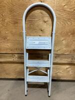 FOLDABLE 3-STEP LADDER