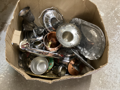 BOX OF MIXED METAL ITEMS