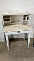 CHARMING VINTAGE RUSTIC DESK