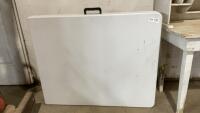 WESTWARD PLASTIC 6&rsquo; FOLDING TABLE