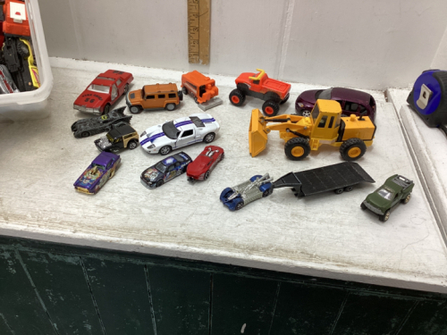 TOTE W/METAL AND PLASTIC DINKY CARS