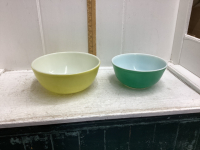2 PYREX BOWLS IN THE PRIMARY COLOURS