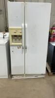 WHIRLPOOL SIDE BY SIDE FRIDGE/FREEZER W/ ICE MAKER