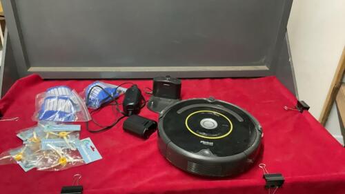 IROBOT ROOMBA VACUUM W/ EXTRA PARTS