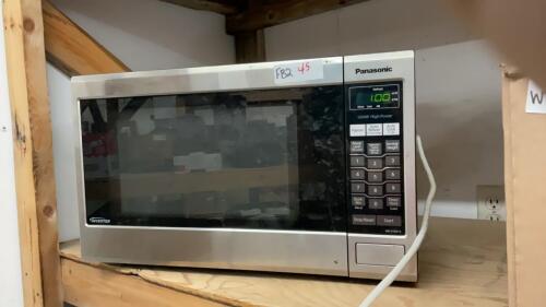 PANASONIC MICROWAVE W/ TURN TABLE + SPLATTER SHIELD