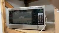 PANASONIC MICROWAVE W/ TURN TABLE + SPLATTER SHIELD