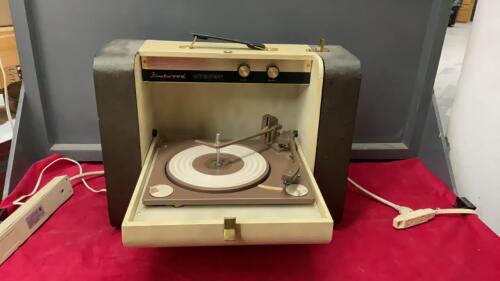 FLEETWOOD PORTABLE RECORD PLAYER