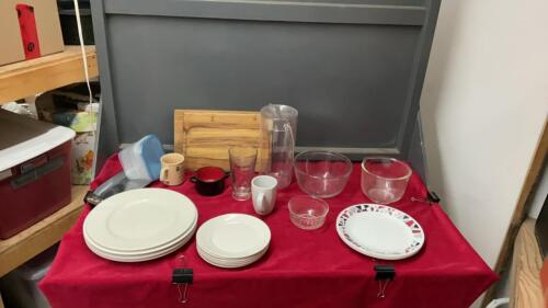 BOX OF ASSORTED KITCHEN ITEMS