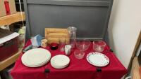 BOX OF ASSORTED KITCHEN ITEMS