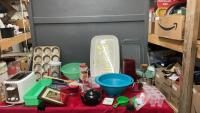 BOX OF ASSORTED KITCHEN ITEMS - KITCHEN UTENSILS, COLLANDERS, TOASTER, ETC.
